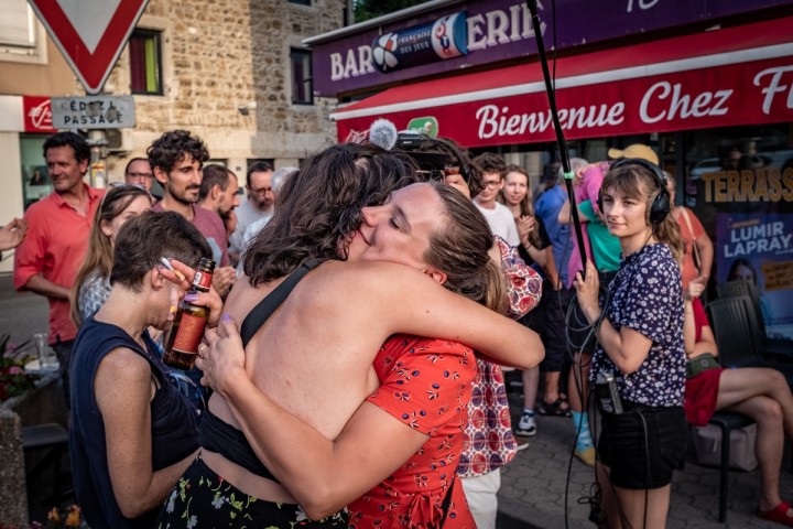 Lumir Lapray le 19 juin 2022, réconfortant l'une de ses militantes.